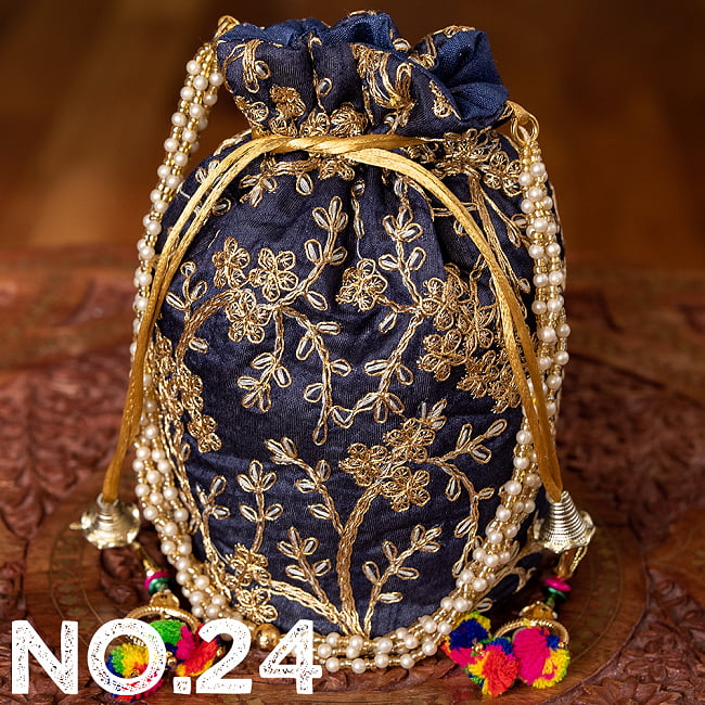 インドのきらきらミニバッグ・サリー等へオススメの巾着 ゴールド&フラワー更紗刺繍系 35 - 〔No.24〕はこのようなデザインになります