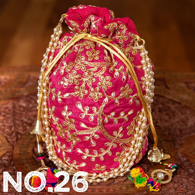 インドのきらきらミニバッグ・サリー等へオススメの巾着 ゴールド&フラワー更紗刺繍系 37 - 〔No.26〕はこのようなデザインになります