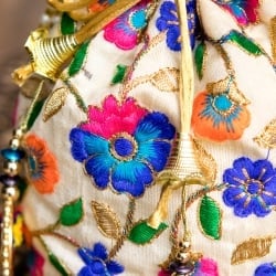 インドのきらきらミニバッグ・サリー等へオススメの巾着　フラワー更紗刺繍系 - サブ4