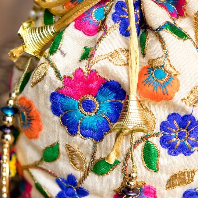 インドのきらきらミニバッグ・サリー等へオススメの巾着　フラワー更紗刺繍系 4 - とても素敵です