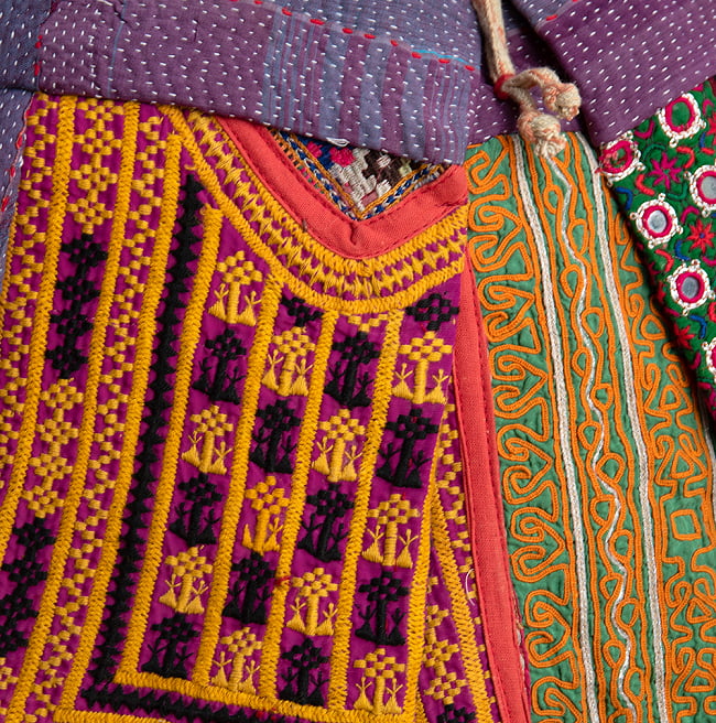 〔一点物〕伝統を紡いだ ラリーキルトとバンジャラ刺繍のトートバッグ 10 - 布地のアップです。