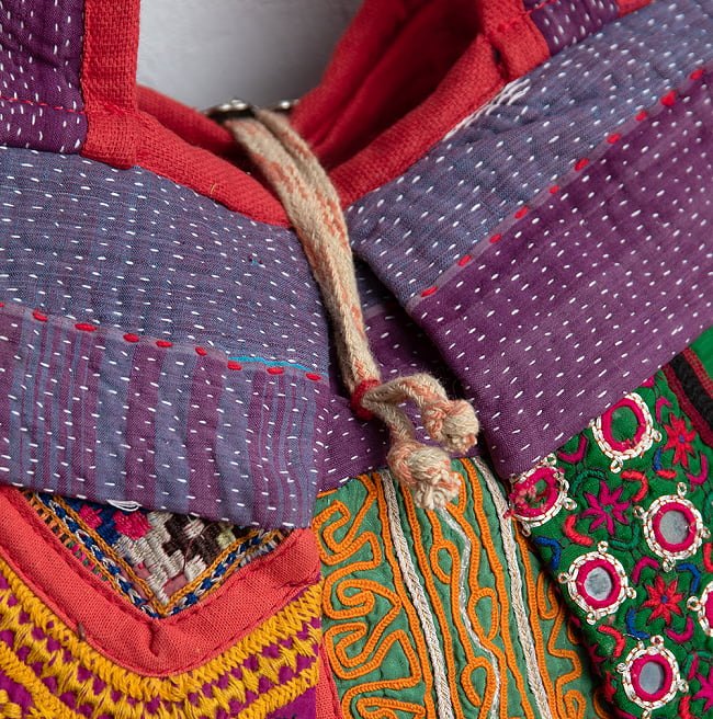 〔一点物〕伝統を紡いだ ラリーキルトとバンジャラ刺繍のトートバッグ 11 - 留め具の紐は素朴な感じ♪