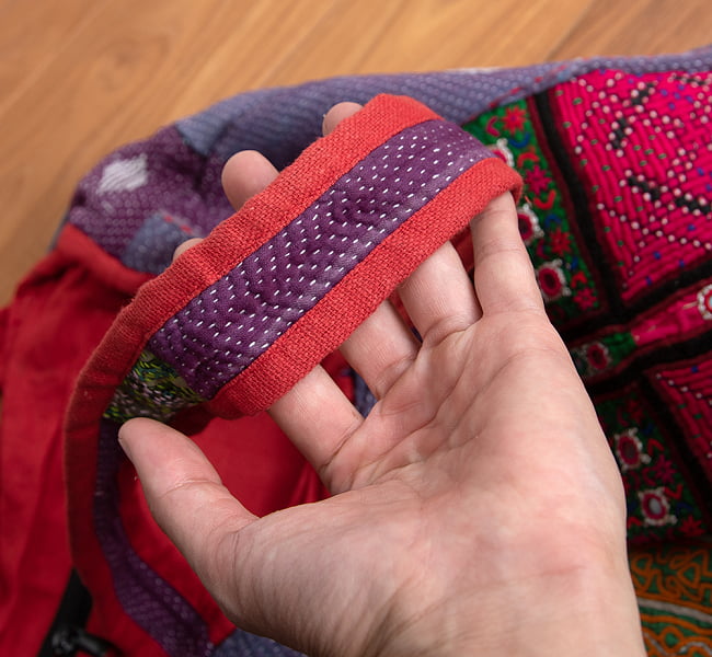 〔一点物〕伝統を紡いだ ラリーキルトとバンジャラ刺繍のトートバッグ 14 - 持ちての部分にもラリーキルト刺繍が入っています