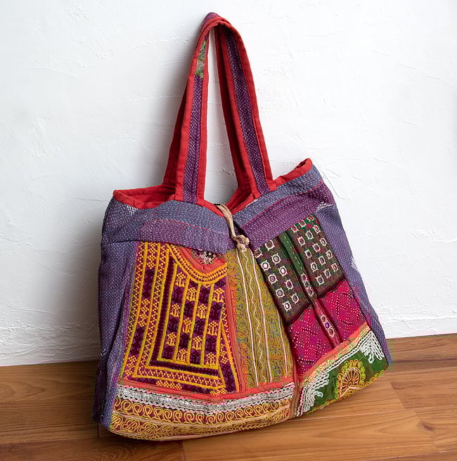 〔一点物〕伝統を紡いだ ラリーキルトとバンジャラ刺繍のトートバッグ 2 - 裏面の写真です