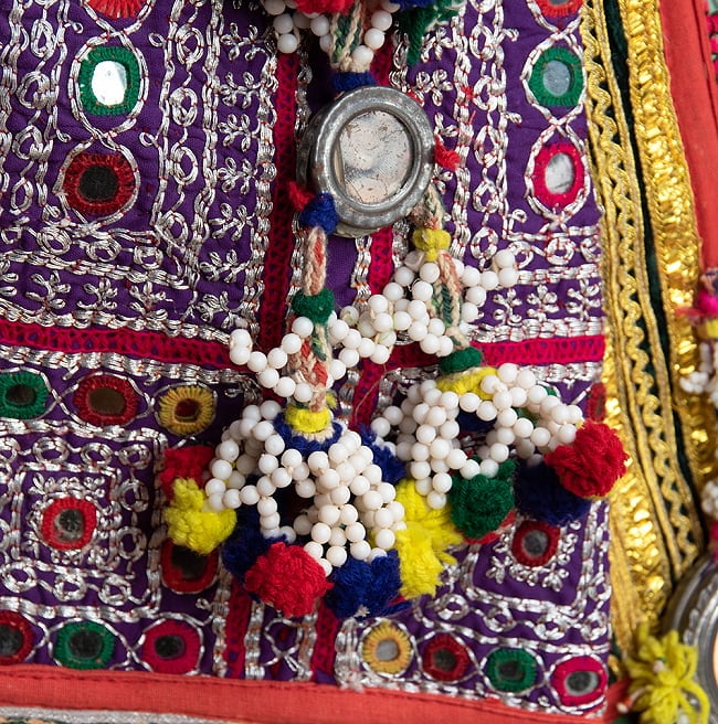 〔一点物〕伝統を紡いだ ラリーキルトとバンジャラ刺繍のトートバッグ 4 - もう一つのミラーの拡大です