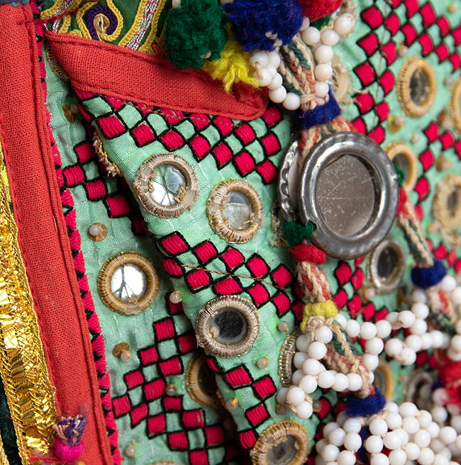 〔一点物〕伝統を紡いだ ラリーキルトとバンジャラ刺繍のトートバッグ 5 - もう一つのミラーの拡大です