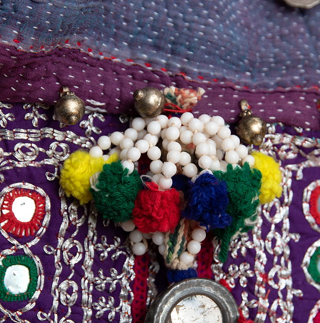 〔一点物〕伝統を紡いだ ラリーキルトとバンジャラ刺繍のトートバッグ 6 - ぼんぼんの拡大です