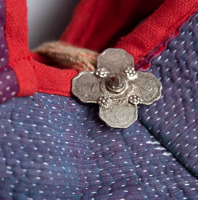 〔一点物〕伝統を紡いだ ラリーキルトとバンジャラ刺繍のトートバッグ 7 - 留め具は古いコインで