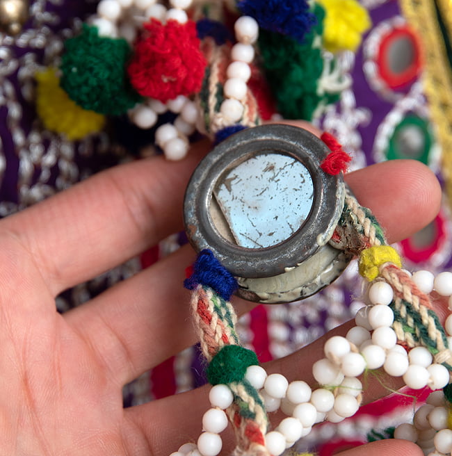 〔一点物〕伝統を紡いだ ラリーキルトとバンジャラ刺繍のトートバッグ 8 - ミラーの割れがわかりやすいように撮影しました