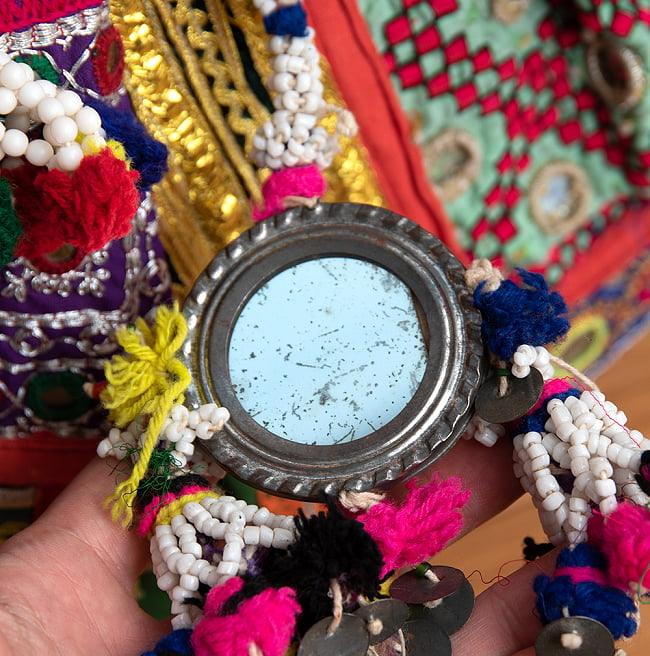 〔一点物〕伝統を紡いだ ラリーキルトとバンジャラ刺繍のトートバッグ 9 - ミラーの割れがわかりやすいように撮影しました