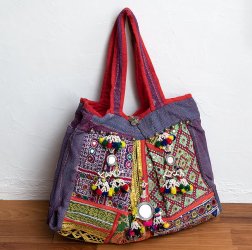 一点物〕伝統を紡いだ ラリーキルトとバンジャラ刺繍のトートバッグ の