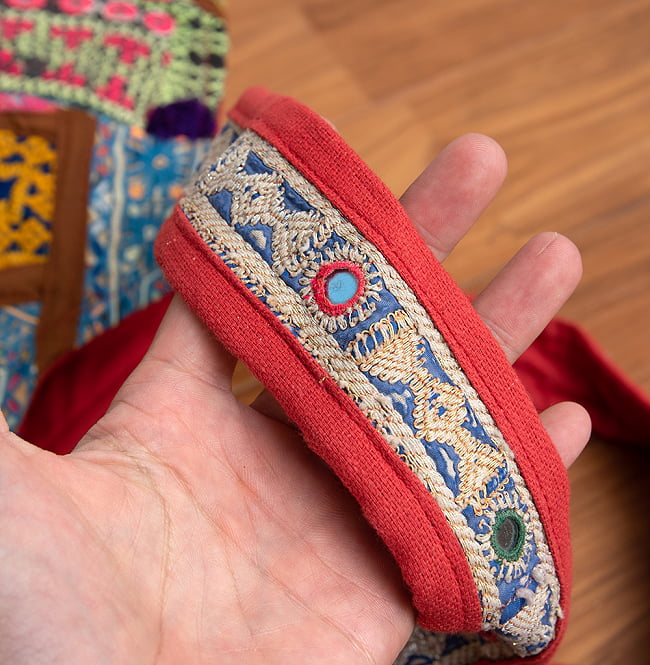 〔一点物〕伝統を紡いだ ラリーキルトとバンジャラ刺繍のトートバッグ 11 - 持ちての部分にも刺繍が入っています