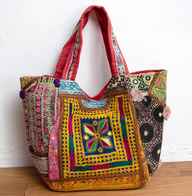 〔一点物〕伝統を紡いだ ラリーキルトとバンジャラ刺繍のトートバッグ 2 - 裏面の写真です