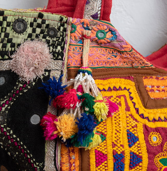 〔一点物〕伝統を紡いだ ラリーキルトとバンジャラ刺繍のトートバッグ 3 - 表面を拡大しました。