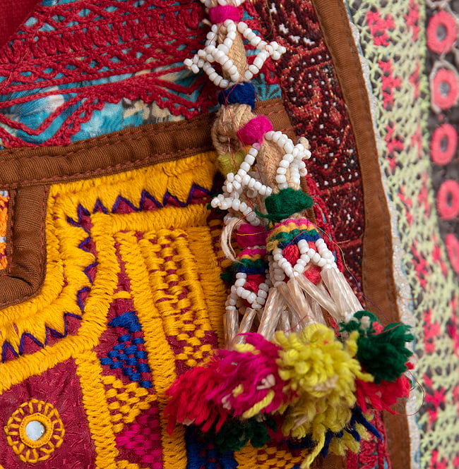 〔一点物〕伝統を紡いだ ラリーキルトとバンジャラ刺繍のトートバッグ 5 - 表面を拡大しました。