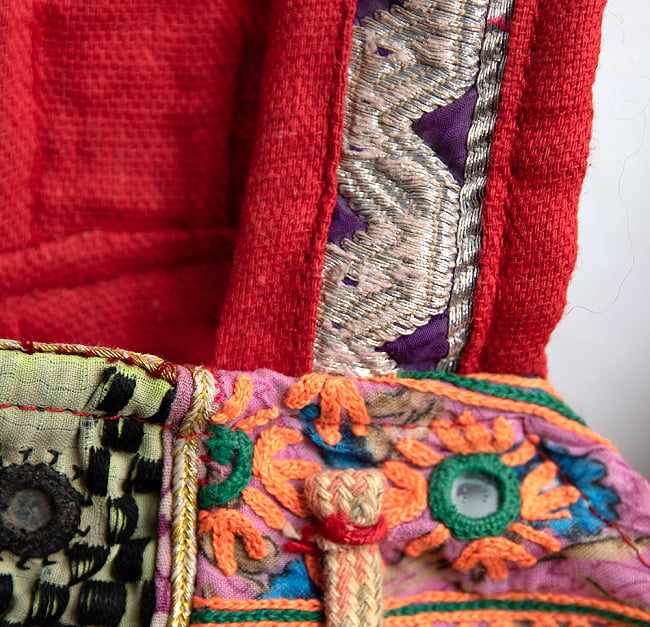 〔一点物〕伝統を紡いだ ラリーキルトとバンジャラ刺繍のトートバッグ 7 - 持ちての付け根の拡大です