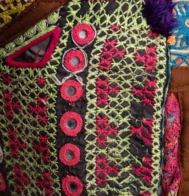 〔一点物〕伝統を紡いだ ラリーキルトとバンジャラ刺繍のトートバッグ 8 - 刺繍を拡大しました