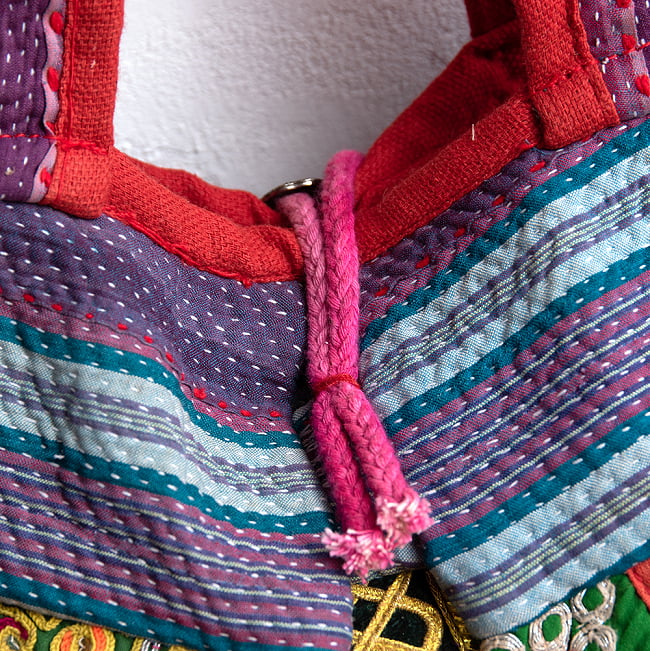 〔一点物〕伝統を紡いだ ラリーキルトとバンジャラ刺繍のトートバッグ 10 - 留め具の紐は素朴な感じ♪