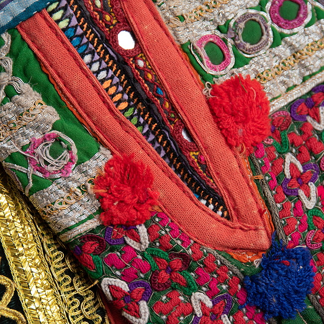 〔一点物〕伝統を紡いだ ラリーキルトとバンジャラ刺繍のトートバッグ 12 - 刺繍を拡大しました