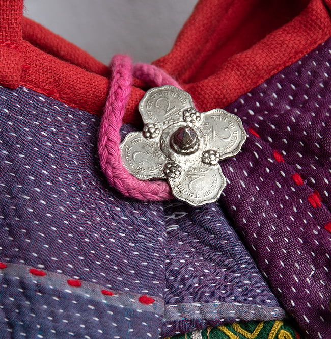 〔一点物〕伝統を紡いだ ラリーキルトとバンジャラ刺繍のトートバッグ 3 - 留め具は古いコインで