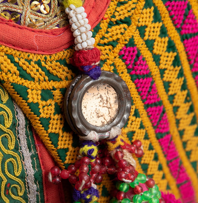 一点物〕伝統を紡いだ ラリーキルトとバンジャラ刺繍のトート 一点物〕伝統を紡いだ ラリーキルトとバンジャラ刺繍のトート