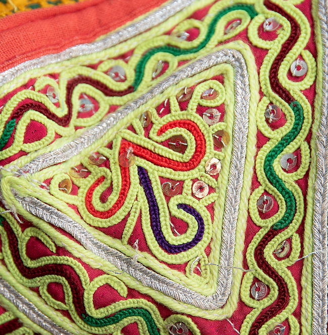 〔一点物〕伝統を紡いだ ラリーキルトとバンジャラ刺繍のトートバッグ 9 - 刺繍を拡大しました