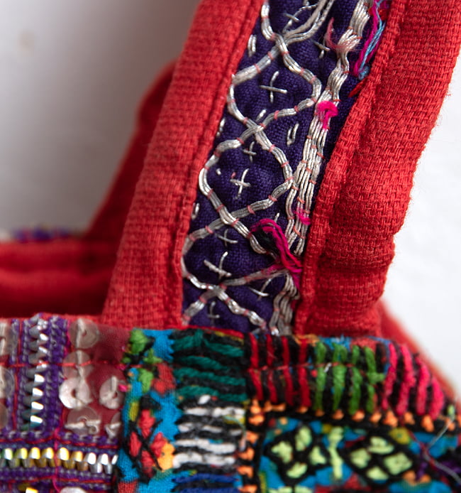 〔一点物〕伝統を紡いだ ラリーキルトとバンジャラ刺繍のトートバッグ 10 - 持ちての付け根の拡大です