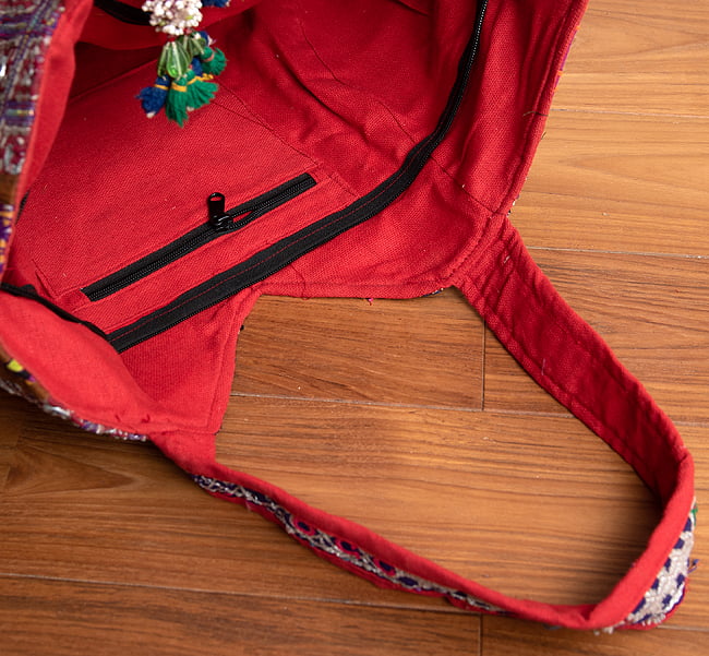 〔一点物〕伝統を紡いだ ラリーキルトとバンジャラ刺繍のトートバッグ 12 - 中にはジッパー付きの小物入れつき