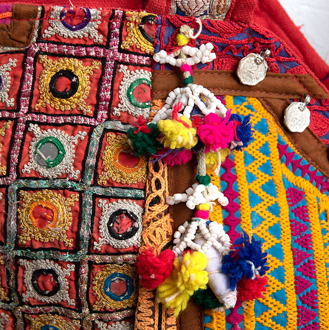 〔一点物〕伝統を紡いだ ラリーキルトとバンジャラ刺繍のトートバッグ 3 - タッセルの拡大です