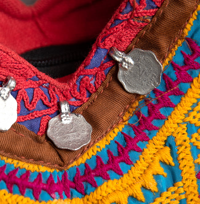 〔一点物〕伝統を紡いだ ラリーキルトとバンジャラ刺繍のトートバッグ 5 - オールドコインが使われています