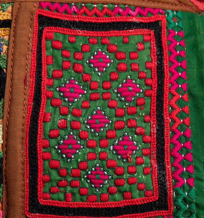 〔一点物〕伝統を紡いだ ラリーキルトとバンジャラ刺繍のトートバッグ 8 - 刺繍を拡大しました