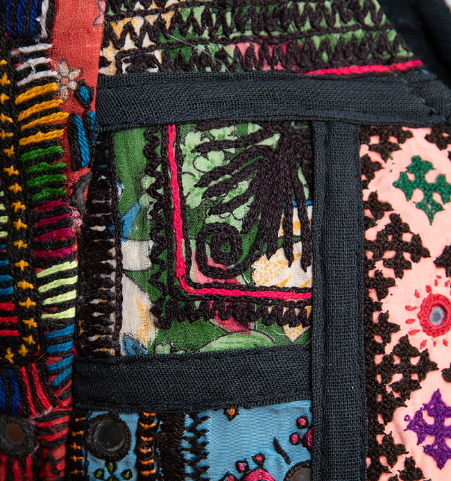 〔一点物〕伝統を紡いだ ラリーキルトとバンジャラ刺繍のトートバッグ 10 - 刺繍を拡大しました