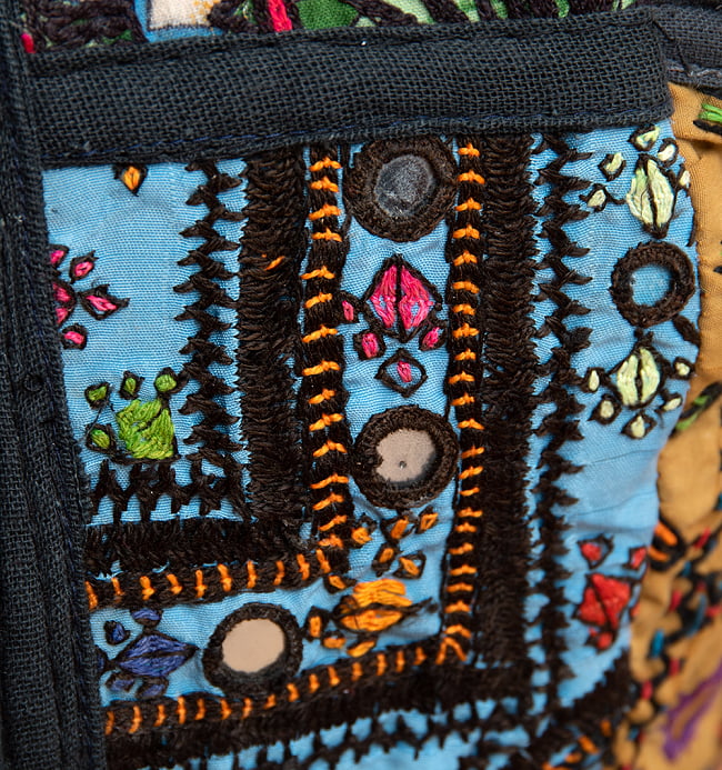 〔一点物〕伝統を紡いだ ラリーキルトとバンジャラ刺繍のトートバッグ 11 - ミラー部分を拡大しました