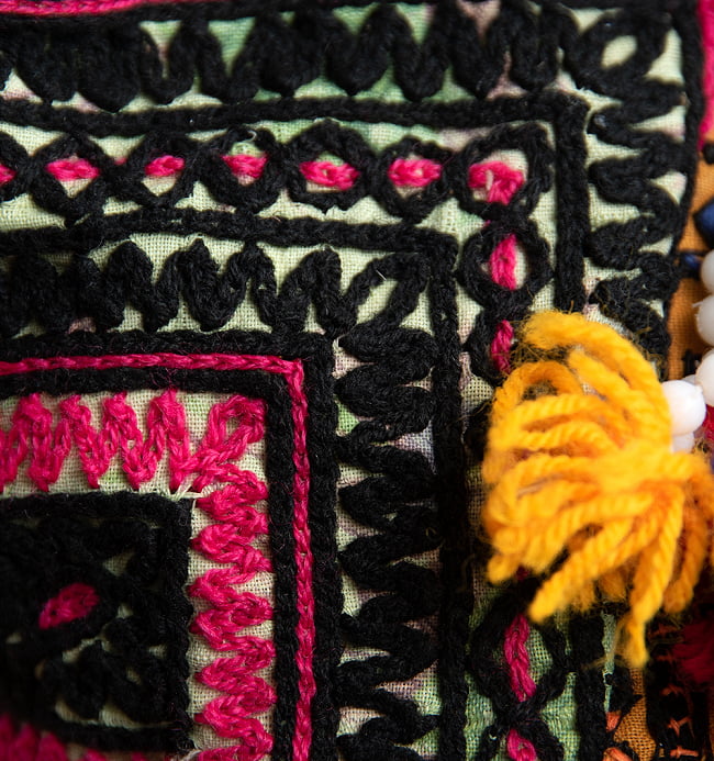 〔一点物〕伝統を紡いだ ラリーキルトとバンジャラ刺繍のトートバッグ 7 - 刺繍を拡大しました