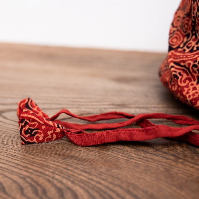 木版染めが美しい ジョーラと呼ばれるインドの巾着 4 - 紐の先にも木版染でアクセントに。
