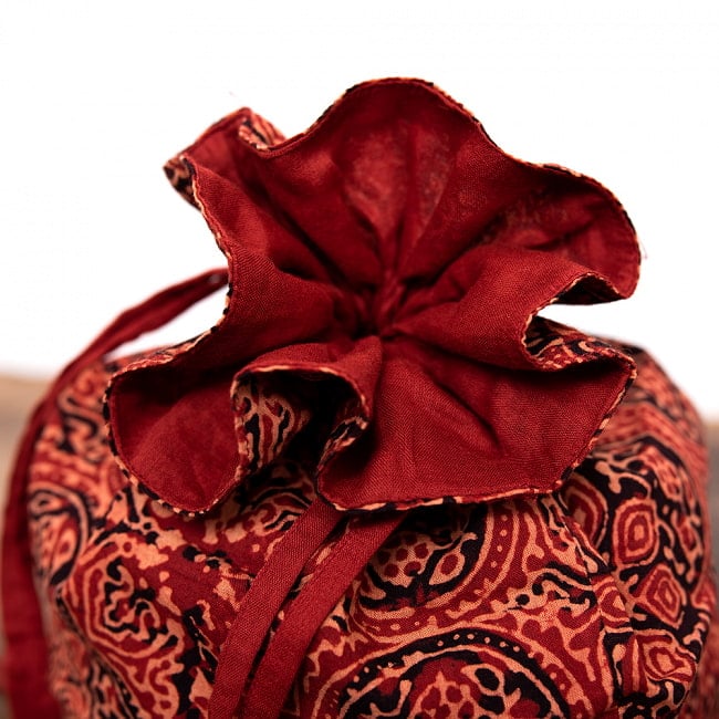 木版染めが美しい ジョーラと呼ばれるインドの巾着 5 - インナーには無地の布が使用されています。