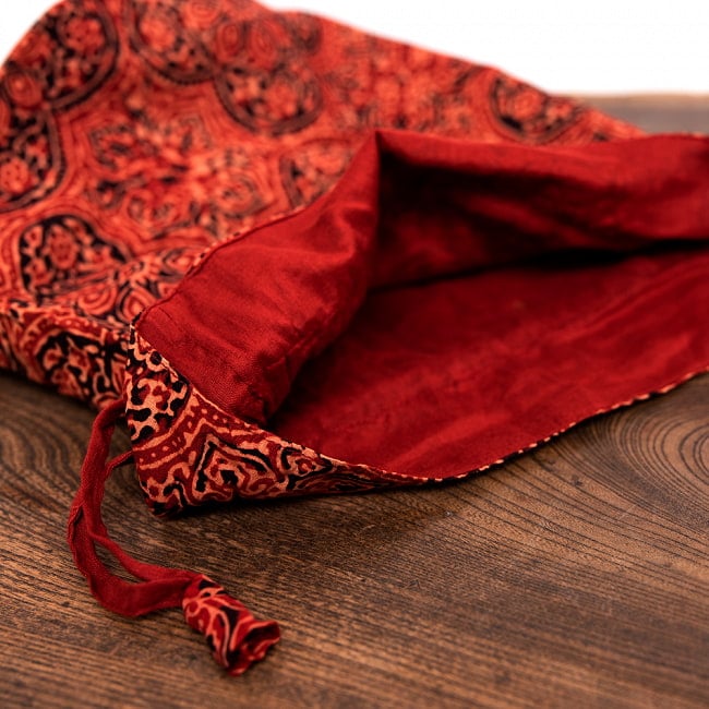 木版染めが美しい ジョーラと呼ばれるインドの巾着 6 - インナーには無地の布が使用されています。