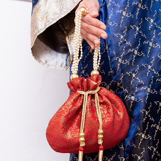 ボタニカル柄の伝統ポトリバッグ　巾着　バッグ　華やかでかわいい　インドの伝統的なバッグ 2 - 拡大写真です