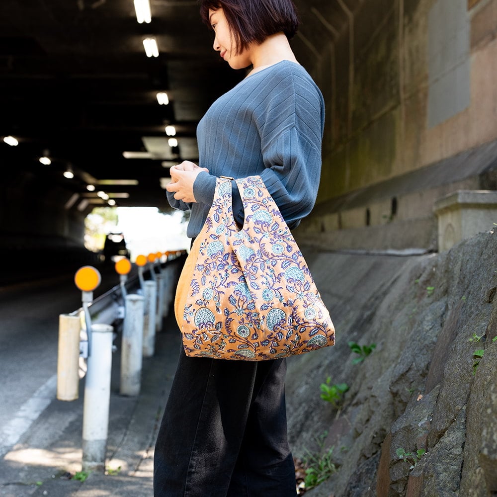 重いものもらくらく！ インドの木版染め　ころんとエコバッグ2枚目の説明写真です