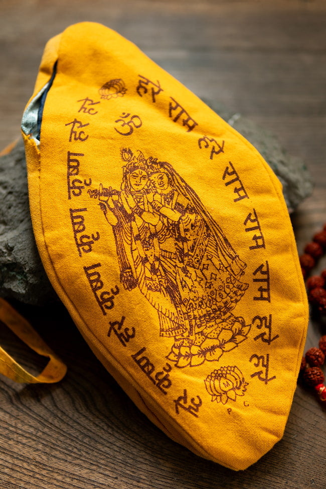 クリシュナのマーラ（数珠）バッグ 2 - 描かれているのは、クリシュナ（Krishna）とラーダー（Radha）で、周りにはサンスクリット語でマントラが記されています。