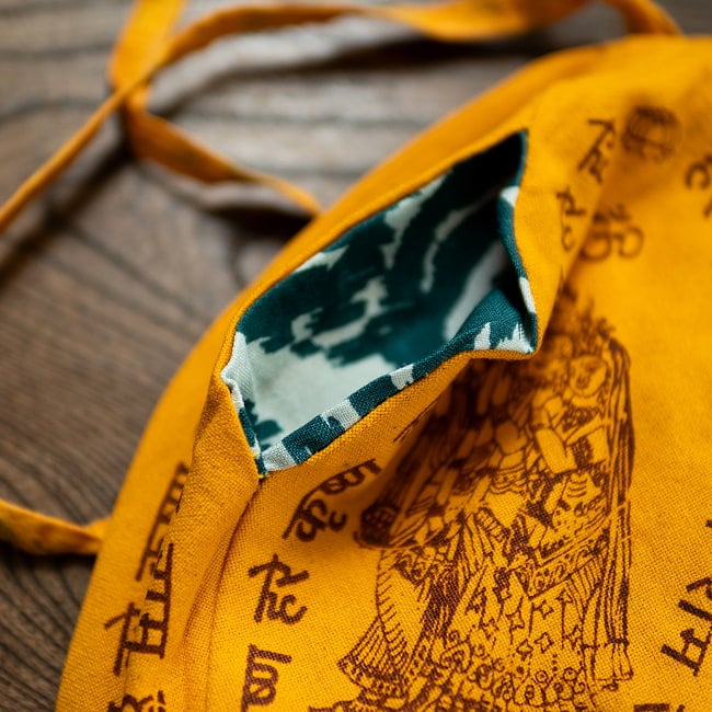 クリシュナのマーラ（数珠）バッグ 4 - このように口が空いているので、ここから手を入れます。