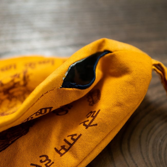 クリシュナのマーラ（数珠）バッグ 5 - 小さな開口部から数珠を出し入れします。