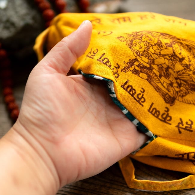 クリシュナのマーラ（数珠）バッグ 6 - このように口が空いているので、ここから手を入れます。