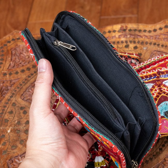 【1点物】カッチ刺繍の長財布〔ベース えんじ・落ち着いた赤系〕 7 - 中も仕切りがしっかりあり、広々使いやすいです。