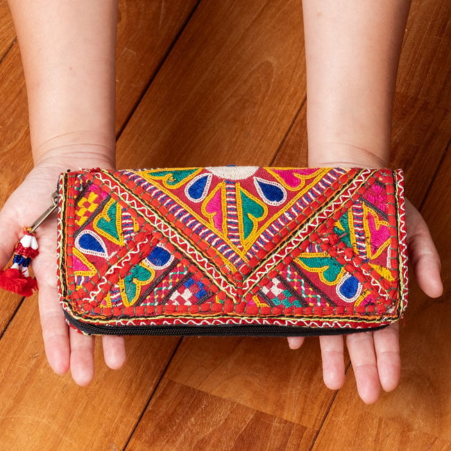 【1点物】カッチ刺繍の長財布〔ベース えんじ・落ち着いた赤系〕 8 - このくらいのサイズ感になります