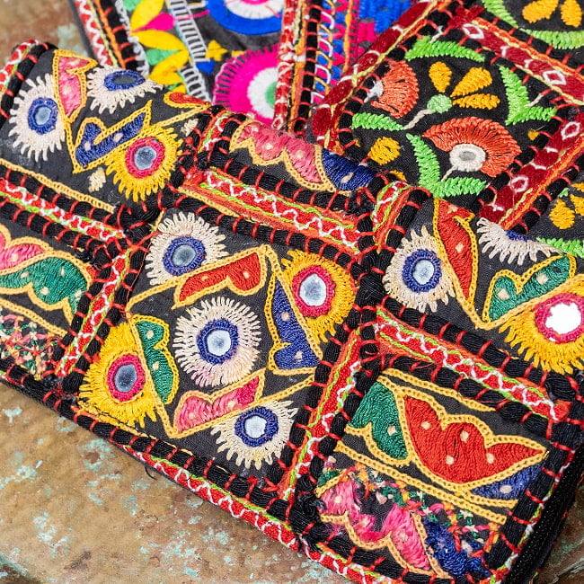 【1点物】カッチ刺繍の長財布〔ベース 黒・ダーク系〕 2 - どちらも素敵な刺繍が施されています