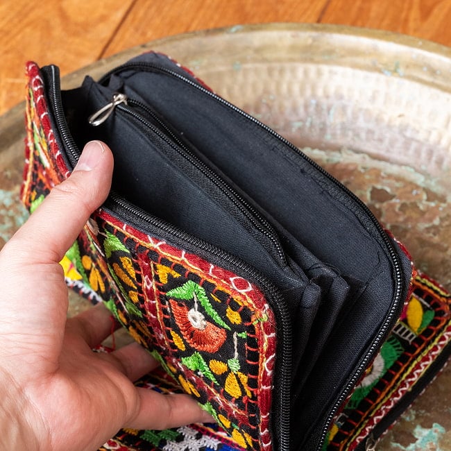 【1点物】カッチ刺繍の長財布〔ベース 黒・ダーク系〕 7 - 中も仕切りがしっかりあり、広々使いやすいです。