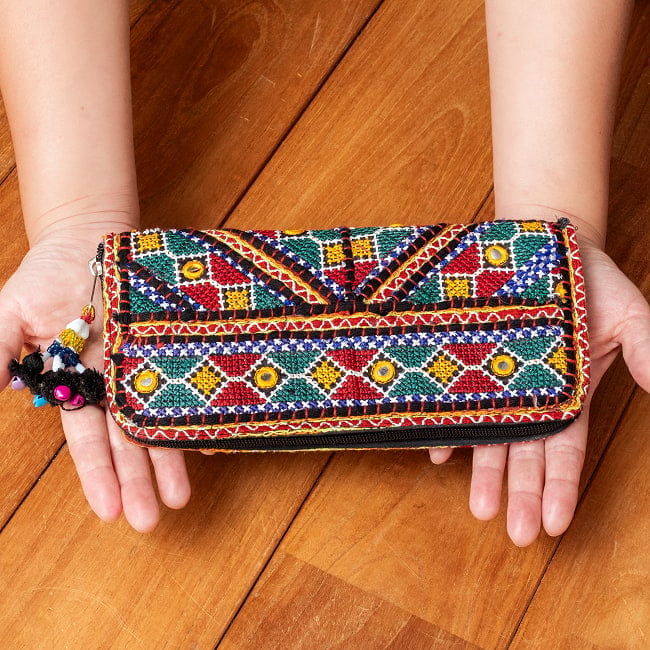 【1点物】カッチ刺繍の長財布〔ベース 黒・ダーク系〕 8 - このくらいのサイズ感になります