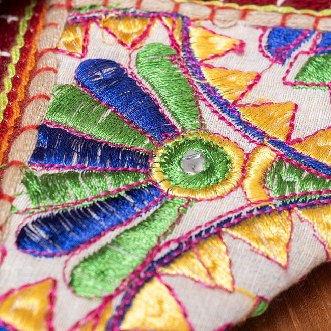 【1点物】カッチ刺繍の長財布〔ベース ホワイト・ライト系〕 4 - どちらも刺繍の配色がとても素敵です