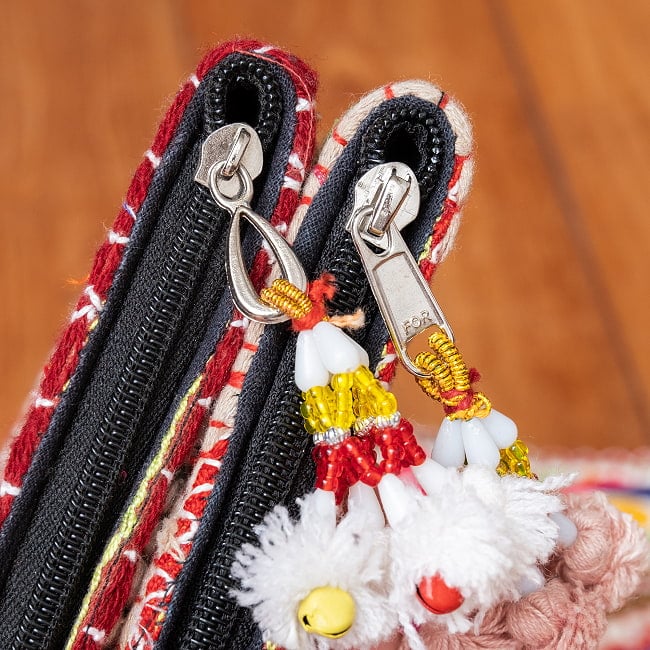 【1点物】カッチ刺繍の長財布〔ベース ホワイト・ライト系〕 6 - ファスナーのデザインもそれぞれ個体差がございます